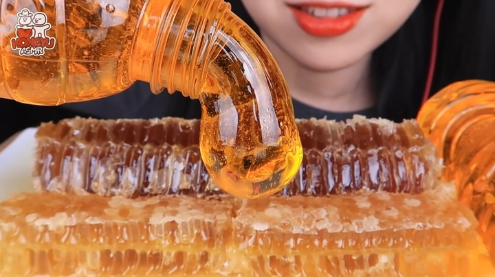 [서울=뉴시스]유튜버 '홍유'의 꿀젤리, 벌집꿀 먹방(사진='Hongyu ASMR 홍유' 채널 영상 캡처) 2023.03.28. photo@newsis.com *재판매 및 DB 금지