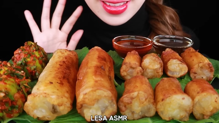 [서울=뉴시스]유튜버 '레사'의 통대창 먹방(사진='LESA ASMR 레사' 채널 영상 캡처) 2023.03.28. photo@newsis.com *재판매 및 DB 금지