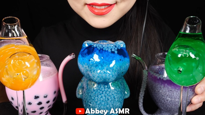 [서울=뉴시스]유튜버 'Abbey'의 음료 먹방(사진='Abbey ASMR' 채널 영상 캡처) 2023.03.28. photo@newsis.com *재판매 및 DB 금지