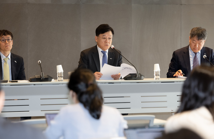 [서울=뉴시스] 정만기 한국무역협회 부회장이 28일 오전 서울 강남구 한국무역협회에서 열린 '무역현안 관련 제2차 언론 간담회'에서 브리핑하고 있다. (사진=무역협회 제공) 2023.03.28 photo@newsis.com *재판매 및 DB 금지