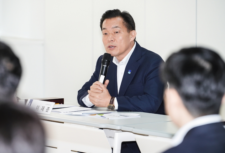 [수원=뉴시스] 이재준 경기 수원시장이 27일 복합문화공간 111CM 다목적실에서 열린 '화산지하차도 연장공사 현황보고회'에 참석해 발언하고 있다. (사진=수원시 제공) 2023.03.28. photo@newsis.com *재판매 및 DB 금지