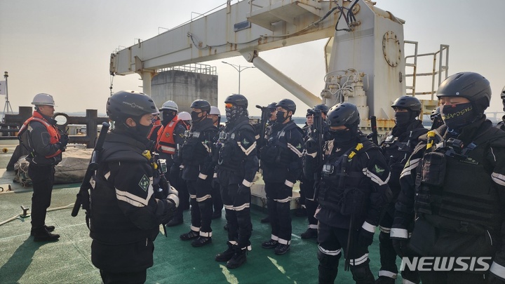 [평택=뉴시스] 불법외국어선 대응 훈련 전 안전 교육을 실시하고 있다 (사진 = 평택해양경찰서 제공)