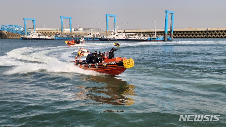 [평택=뉴시스] 고속단정을 이용해 정선명령을 하고 있는 모습 (사진 = 평택해양경찰서 제공)