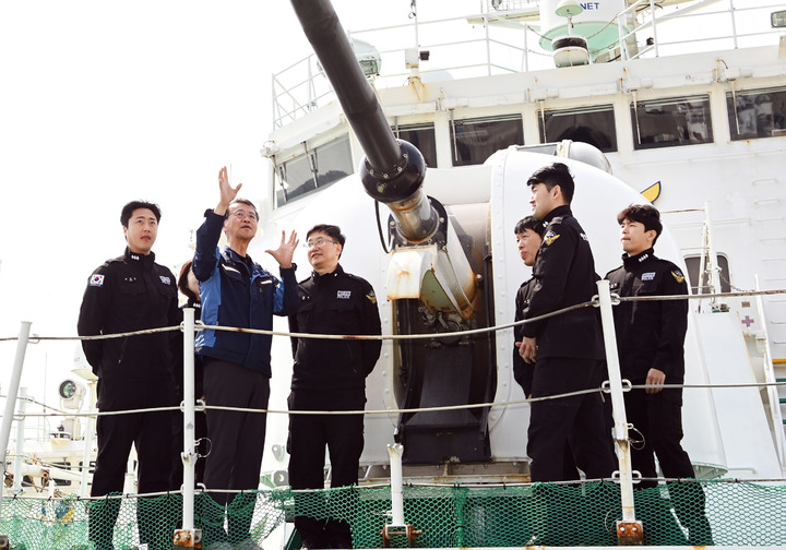 [제주=뉴시스] 오영재 기자 = 해군 7기동전단 제주기지전대 함포 운용 전문가들이 28일 오전 서귀포해경 5002함을 방문해 함포 운용 교육을 하고 있다. (사진=7전단 제공) 2023.03.28. photo@newsis.com *재판매 및 DB 금지