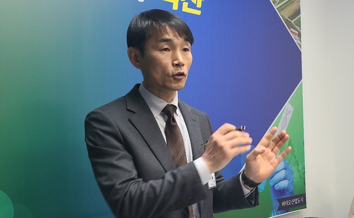 [익산=뉴시스] 강명수 기자 =28일 전북 익산시 양경진 상하수도사업단장이 정례브리핑 자리에서 안정적인 생활용수 공급 방안을 설명하고 있다. 2023.03.28. smister@newsis.com *재판매 및 DB 금지