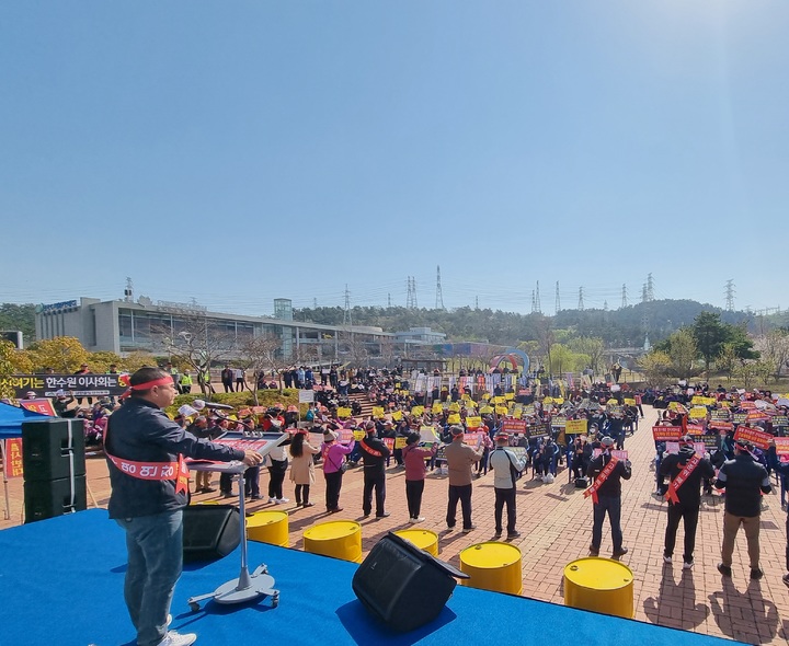 [부산=뉴시스] 28일 오전 고리원전본부 정문 앞에서 한국수력원자력이 이사회에서 고리 건식저장시설 건설(안) 통과를 반대하는 궐기대회가 열리고 있다. (사진=장안읍발전위원회 제공) *재판매 및 DB 금지