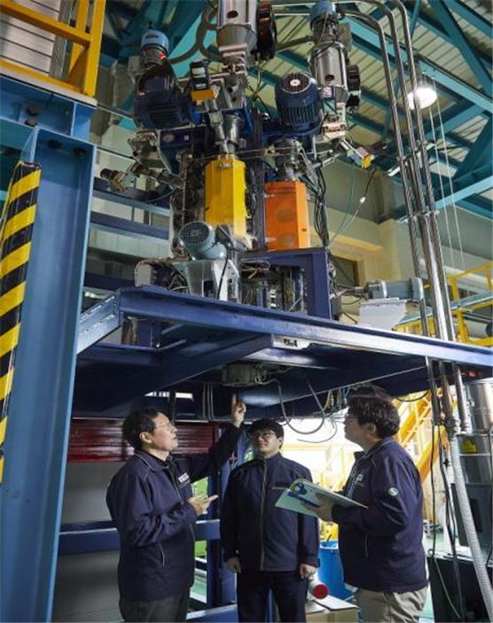 [대전=뉴시스] 고강도 PET 섬유기술을 개발한 생기원 연구팀과 다중복합 용융방사 실험장비. *재판매 및 DB 금지