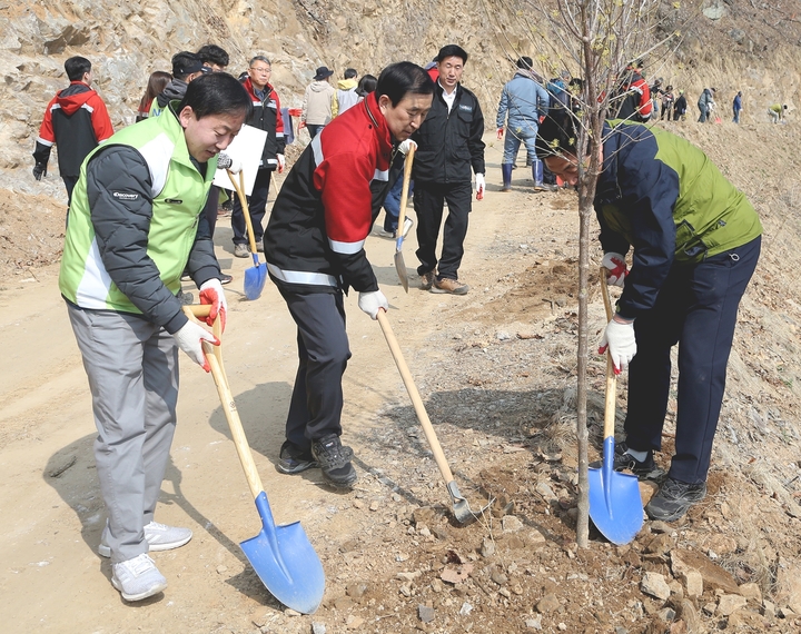 28일 충북 충주시 계명산 자연휴양림 임도변에서 열린 '78회 나무심기 행사'에서 조길형 충주시장 등이 나무를 심고 있다.  (사진=충주시 제공) *재판매 및 DB 금지