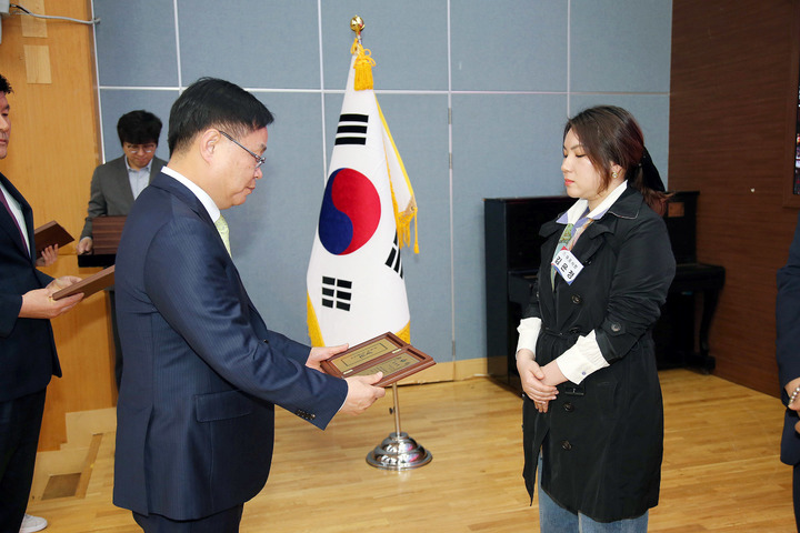 [창원=뉴시스] 강경국 기자 = 홍남표 경남 창원시장이 28일 오전 시청 시민홀에서 열린 2023년도 1분기 시정발전 유공시민 표창 수여식에서 표창을 전달하고 있다. (사진=창원시청 제공). 2023.01.0. photo@newsis.com *재판매 및 DB 금지