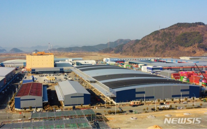 [창원=뉴시스] 홍정명 기자=28일 개장한&nbsp; 경남 창원시 진해구 남문동 ㈜디더블유엘글로벌 물류센터.(사진=경남도 제공) 2023.03.28. photo@newsis.com