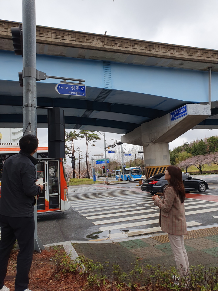 [창원=뉴시스] 강경국 기자 = 경남 창원시 성산구가 구민들의 도로명 주소 위치 찾기 편의를 위해 공단로 등 보행자 주소정보 시설을 설치하고 있다. (사진=창원시청 제공). 2023.03.28. photo@newsis.com *재판매 및 DB 금지