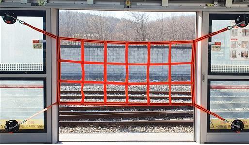 [대전=뉴시스] 승강장 안전문 작업 안전망 *재판매 및 DB 금지