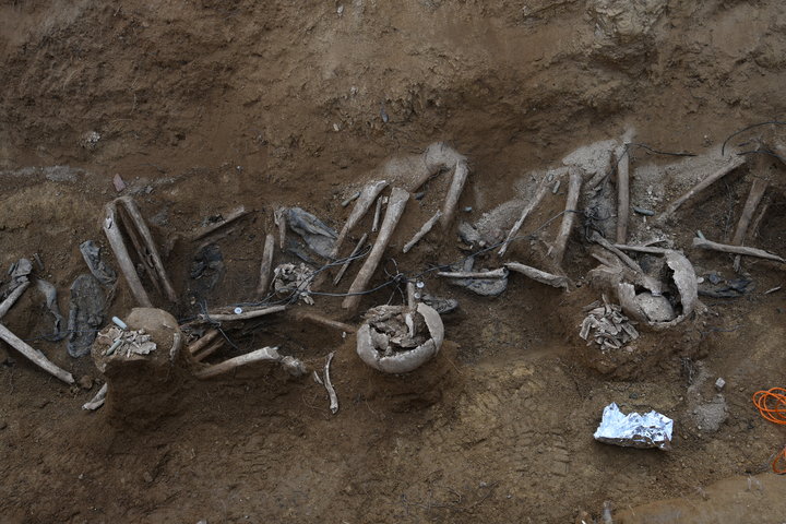 [아산=뉴시스] 전재훈 기자 = 2기 진실·화해를 위한 과거사 정리위원회(진실화해위)는 지난 7일부터 충남 아산시 배방읍 공수리 성재산 방공호에서 아산 부역 혐의 희생 사건의 유해를 발굴한 결과 총 40여구의 유해를 발굴했다고 28일 밝혔다. (사진=진실화해위) 2023.03.28. *재판매 및 DB 금지