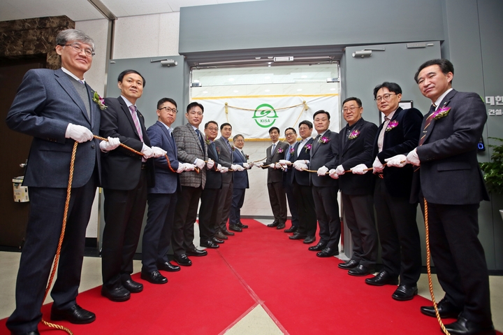 박종선 대한산업안전협회장(맨뒤 왼쪽)과 손필훈 대전지방고용노동청장(〃오른쪽)&nbsp;&nbsp;&nbsp;&nbsp;&nbsp; *재판매 및 DB 금지