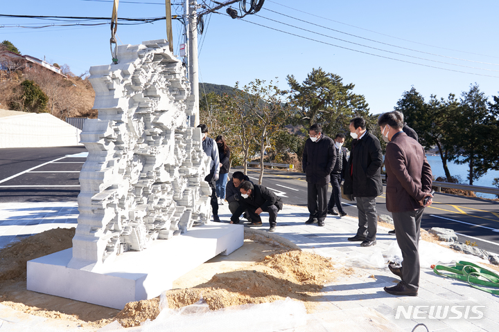 [통영=뉴시스] 신정철 기자= 경남 통영시는 오는 31일 산양읍 당포성에서 주앙멘데스 기념 조형물 제막식을 개최한다. 사진은 당포성에서 공사중인 포르투갈의 유명 조각가 빌스(Vhils) 작 포르투갈인 남성상 모습이다.(사진=뉴시스DB).2023.03.28. sin@newsis.com