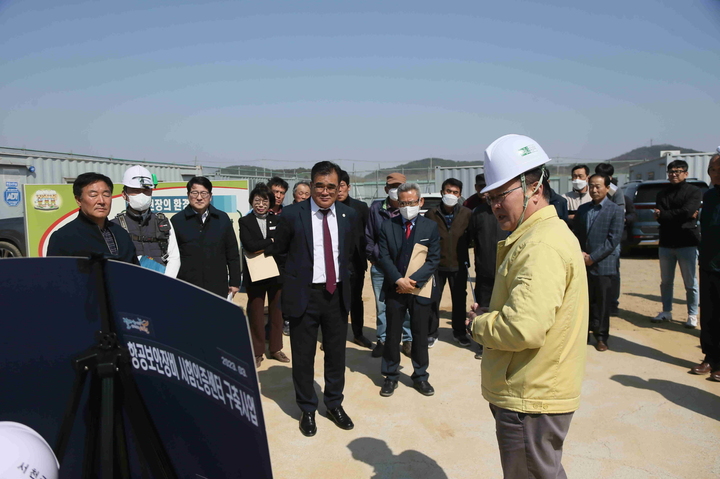 김기웅 서천군수가 28일 항공보안장비 시험인증센터 구축 사업장을 찾았다. *재판매 및 DB 금지