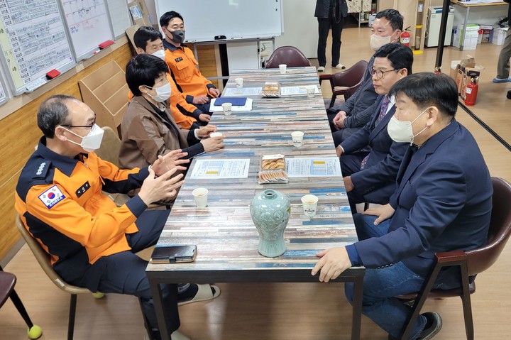 [대구=뉴시스] 대구 달서소방서는 협력 단체인 소방행정발전위원회와 함께 요양원을 대상으로 민·관 합동 소방안전 컨설팅을 실시했다. (사진 = 대구 달서소방서 제공) 2023.03.28. photo@newsis.com *재판매 및 DB 금지