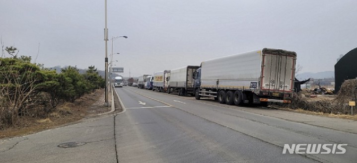 불법주차된 대형차량들. (사진=파주시 제공)