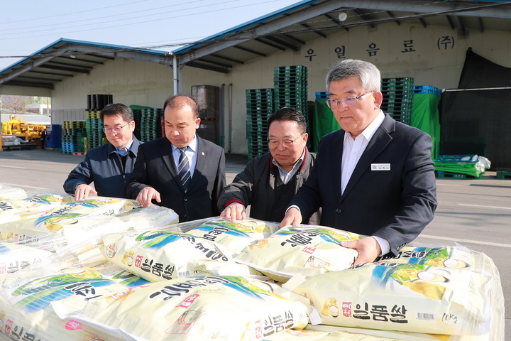 김학동(오른쪽) 예천군수가 멕시코 및 도미니카공화국에 수출되는 예천쌀을 살펴보고 있다. (사진=예천군 제공) *재판매 및 DB 금지