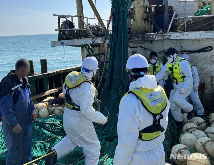 [제주=뉴시스] 오영재 기자 = 남해어업관리단이 27일 제주 한경면 차귀도 해상에서 중국어선을 나포하고 있다.(사진=남해어업관리단 제공) 2023.03.28. photo@newsis.com