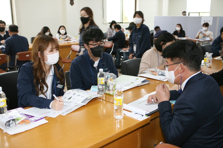 [인천=뉴시스] 지난해 공공구매 상담회에서 참여기업과 공단 관계자가 구매 상담을 하고 있다. (사진=인천환경공단 제공) *재판매 및 DB 금지