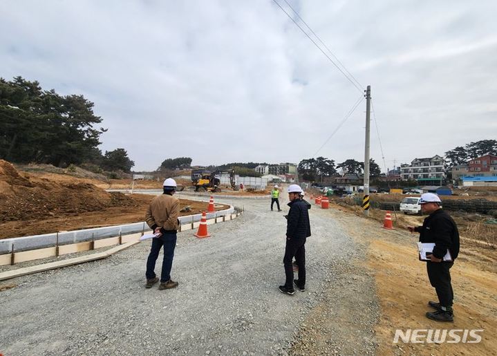 [서울=뉴시스] 태안군 몽산포권역 거점개발사업 주민쉼터 및 몽산포항 공사 현장점검.