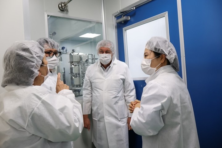 [서울=뉴시스] 27일 빌&멜린다 게이츠 재단 관계자들이 유바이오로직스의 ‘C Plant’ 콜레라 백신 생산시설에 방문해 생산공정 대한 설명을 듣고 있다. (사진=유바이오로직스 제공) *재판매 및 DB 금지