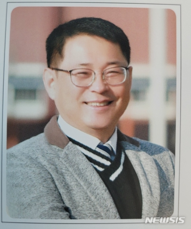 [서울=뉴시스] 제67회 신문의 날 표어 대상 수상자 서헌씨. (사진=한국신문협회 제공) 2023.03.28. photo@newsis.com *재판매 및 DB 금지