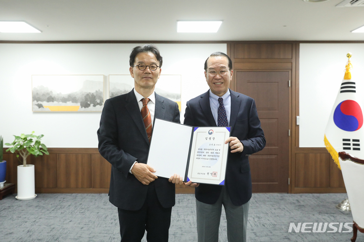 [서울=뉴시스] 권영세 통일부 장관(오른쪽)은 28일 신임 북한이탈주민지원재단(남북하나재단) 이사장에 조민호 전 세계일보 논설위원을 임명했다. (사진=통일부 제공) 2023.03.28