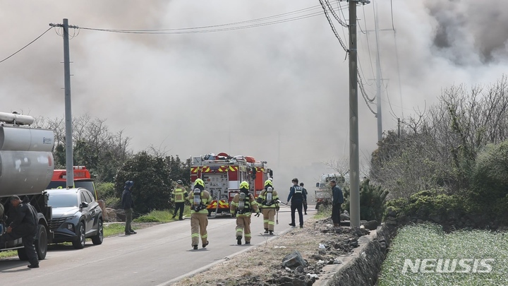 [제주=뉴시스] 오영재 기자 = 28일 오후 제주 서귀포시 대정읍 양돈장에서 화재가 발생해 소방당국이 진화에 나서고 있다. (사진=해양환경단체 핫핑크돌핀스 제공) 2023.03.28. oyj4343@newsis.com