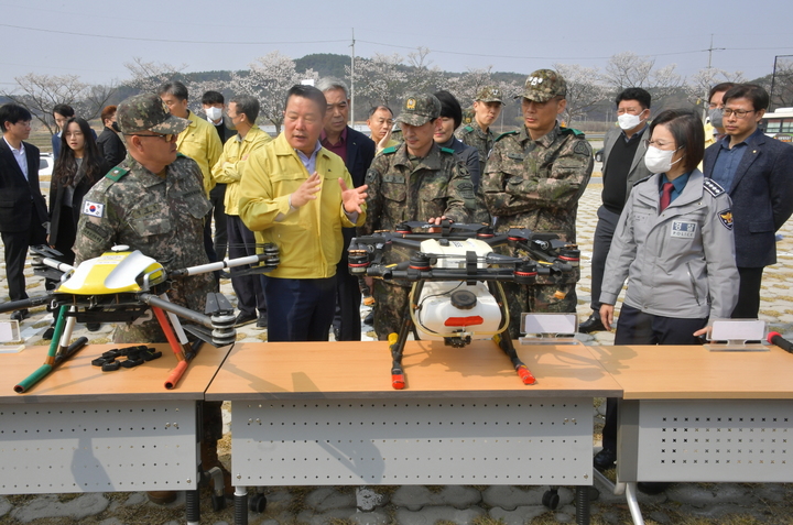 28일 순창군 유등면 섬진강 군민체육공원에 조성된 드론예비군훈련장이 개장했다. 최영일 군수(왼쪽 두번째)와 군 관계자들이 환담을 나누고 있다. *재판매 및 DB 금지