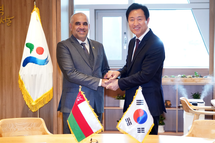 [서울=뉴시스]오세훈(오른쪽) 서울시장과 칼판 사이드 무바라크 알 슈에일리 오만 주택도시계획부 장관.(사진=서울시 제공) *재판매 및 DB 금지