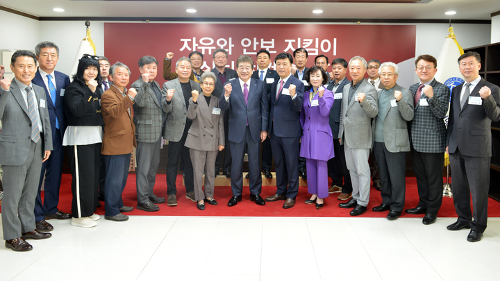 [서울=뉴시스]정윤아기자=강석호 한국자유총연맹 총재가 28일 글로벌 분과 자문위원들에게 위촉장을 수여했다.(사진=자유총연맹 제공) *재판매 및 DB 금지