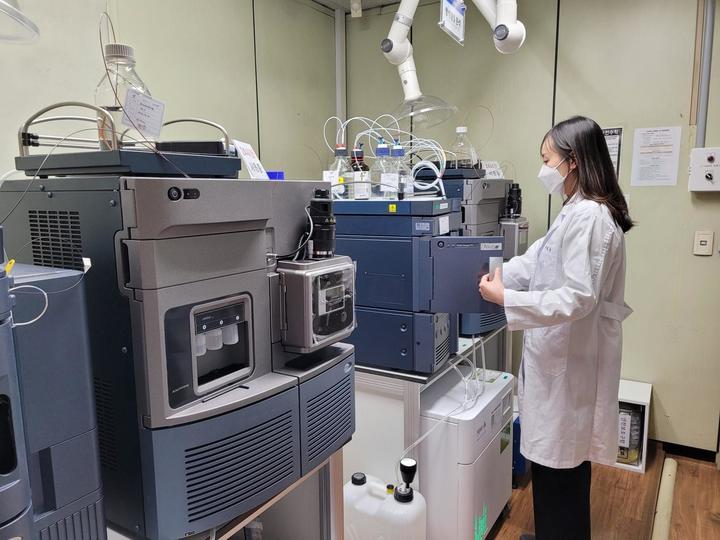 [서울=뉴시스]수산물 유해물질 검사 장면.(사진=서울시 제공) *재판매 및 DB 금지