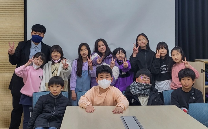 박찬홍 교사와 석포초 제자들 (사진=봉화군 제공) *재판매 및 DB 금지