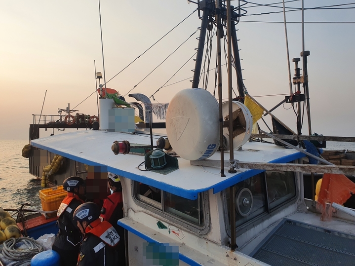 [통영=뉴시스] 신정철 기자= 28일 오후 5시 21분께 경남 통영시 욕지도 인근해상에서 4.98t급 연안통발 A호(승선원 2명)와 59t급 저인망어선 B호(승선원 10명)가 충돌했다. 이 사고로 A호 승선원 1명이 가슴통증을 호소해 통영해경 구조대원들이 병원으로 이송하고 있다.(사진=통영해경 제공).2023.03.28. photo@newsis.com *재판매 및 DB 금지