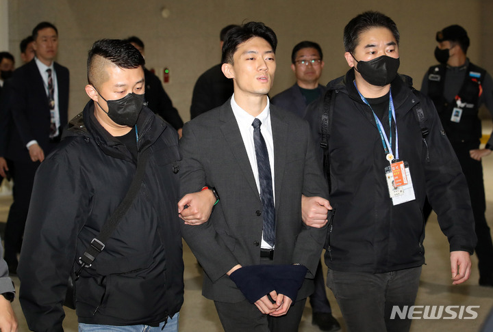 [인천공항=뉴시스] 조성우 기자 = 전직 대통령 전두환 씨의 손자 전우원 씨가 28일 오전 인천국제공항을 통해 귀국한 뒤 경찰에 체포돼 서울경찰청 마약범죄수사대로 압송되고 있다. 2023.03.28. xconfind@newsis.com