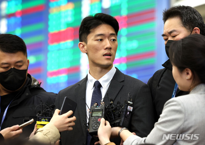 [인천공항=뉴시스] 조성우 기자 = 전두환 전 대통령 일가에 대한 폭로성 발언을 해온 손자 전우원 씨가 28일 오전 인천국제공항에서 서울경찰청 마약범죄수사대에 마약 투약 혐의로 체포된 뒤 출국장을 나서며 취재진의 질문에 답하고 있다. (공동취재사진) 2023.03.28. photo@newsis.com