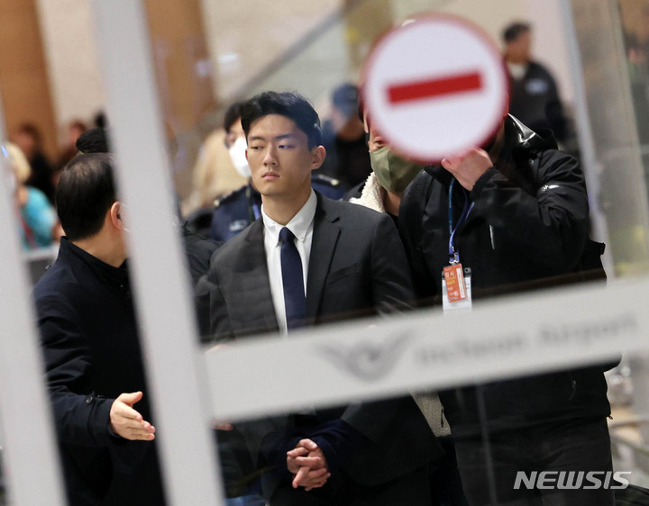 [인천공항=뉴시스] 조성우 기자 = 전직 대통령 전두환 씨 일가에 대한 폭로성 발언을 이어온 손자 전우원 씨가 28일 인천국제공항을 통해 귀국해 경찰에 체포된 후 입국장을 나서고 있다. (공동취재사진) 2023.03.28. photo@newsis.com