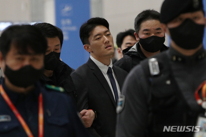 [인천공항=뉴시스] 조성우 기자 = 전직 대통령 전두환 씨의 손자 전우원 씨가 28일 오전 인천국제공항을 통해 귀국한 뒤 경찰에 체포돼 서울경찰청 마약범죄수사대로 압송되고 있다. (공동취재사진) 2023.03.28. photo@newsis.com