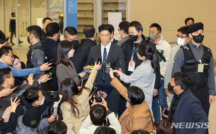 [인천공항=뉴시스] 조성우 기자 = 전직 대통령 전두환 씨의 손자 전우원 씨가 28일 오전 인천국제공항을 통해 귀국한 뒤 경찰에 체포돼 서울경찰청 마약범죄수사대로 압송되기 전 취재진 질문에 답하고 있다. (공동취재사진) 2023.03.28. photo@newsis.com