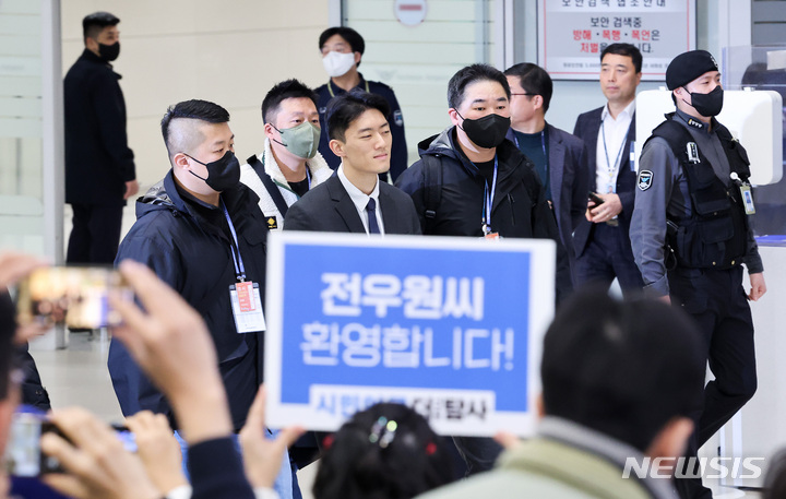 [인천공항=뉴시스] 조성우 기자 = 전직 대통령 전두환 씨의 손자 전우원 씨가 28일 오전 인천국제공항을 통해 귀국한 뒤 경찰에 체포돼 서울경찰청 마약범죄수사대로 압송되고 있다. (공동취재사진) 2023.03.28. photo@newsis.com