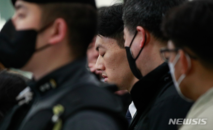 [인천공항=뉴시스] 조성우 기자 = 전직 대통령 전두환 씨의 손자 전우원 씨가 28일 오전 인천국제공항을 통해 귀국한 뒤 경찰에 체포돼 서울경찰청 마약범죄수사대로 압송되고 있다. (공동취재사진) 2023.03.28. photo@newsis.com