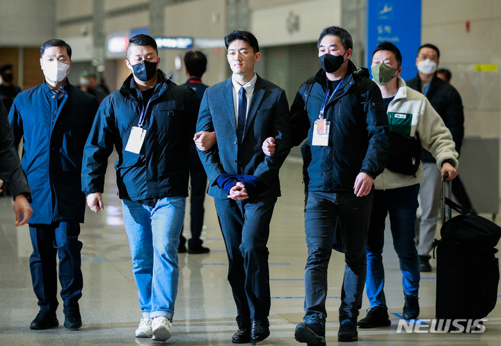 [인천공항=뉴시스] 조성우 기자 = 전직 대통령 전두환 씨의 손자 전우원 씨가 28일 오전 인천국제공항을 통해 귀국한 뒤 경찰에 체포돼 서울경찰청 마약범죄수사대로 압송되고 있다. (공동취재사진) 2023.03.28. photo@newsis.com