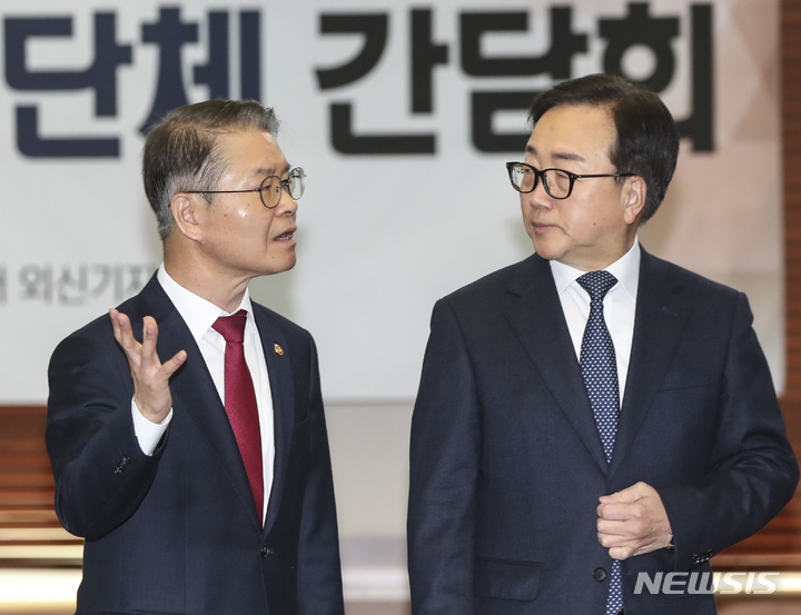 [서울=뉴시스] 김근수 기자 = 이정식(왼쪽) 고용노동부 장관과 이동근 한국경영자총협회 부회장이 28일 오전 서울 중구 프레스 센터에서 열린 '고용노동부·경제 5단체 간담회'에 앞서 대화를 나누고 있다. 2023.03.28. ks@newsis.com
