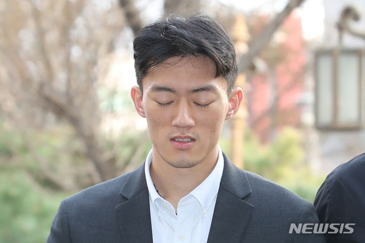 [서울=뉴시스] 권창회 기자 = 전직 대통령 고(故) 전두환씨 손자 전우원씨가 28일 오전 서울 마포구 서울경찰청 마약범죄수사대에서 마약 투약 관련 혐의로 압송되며 취재진 질문에 답하고 있다. 2023.03.28. kch0523@newsis.com