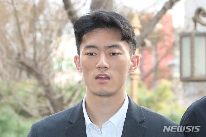 [서울=뉴시스] 권창회 기자 = 전직 대통령 고(故) 전두환씨 손자 전우원씨가 지난 28일 오전 서울 마포구 서울경찰청 마약범죄수사대에서 마약 투약 관련 혐의로 압송되며 취재진 질문에 답하고 있다. 2023.03.28. kch0523@newsis.com