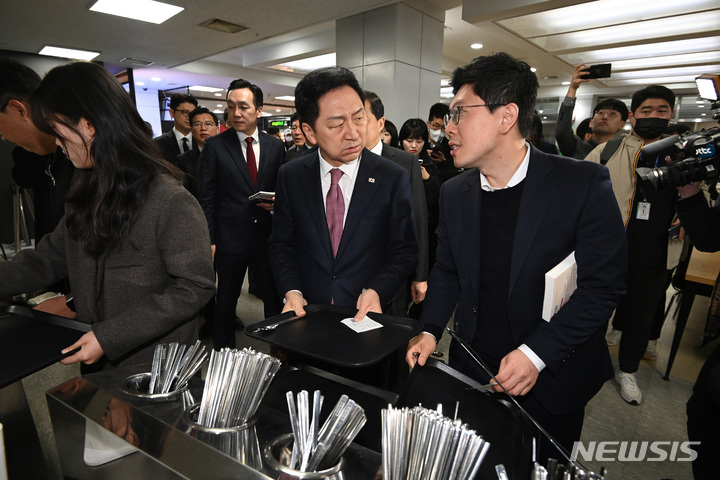 [서울=뉴시스] 이영환 기자 = 김기현 국민의힘 대표와 김병민 최고위원이 28일 오전 서울 동대문구 경희대학교 푸른솔문화관 학생식당 천원의 아침밥 현장을 찾아 학생 등과 식사 및 대화를 위해 배식 순서를 기다리고 있다. (공동취재사진) 2023.03.28. photo@newsis.com