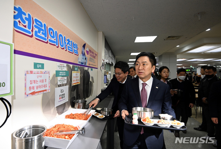 [서울=뉴시스] 이영환 기자 = 김기현 국민의힘 대표와 김병민 최고위원이 지난달 28일 오전 서울 동대문구 경희대학교 푸른솔문화관 학생식당 천원의 아침밥 현장을 찾아 학생 등과 식사 및 대화를 하기 위해 추가 반찬을 담은 후 자리로 이동하고 있다.  (공동취재사진) 2023.03.28. photo@newsis.com