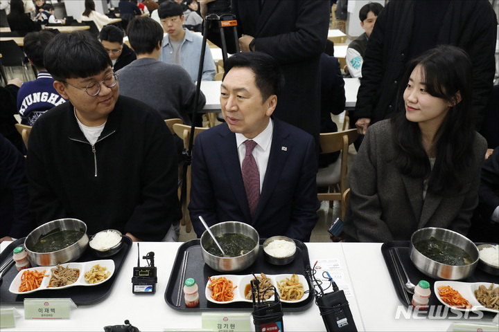 [서울=뉴시스] 이영환 기자 = 김기현 국민의힘 대표가 28일 오전 서울 동대문구 경희대학교 푸른솔문화관 학생식당 천원의 아침밥 현장을 찾아 이재백 총학생회장, 채희선 부총학생회장 등과 식사 및 대화를 하고 있다. (공동취재사진) 2023.03.28. photo@newsis.com